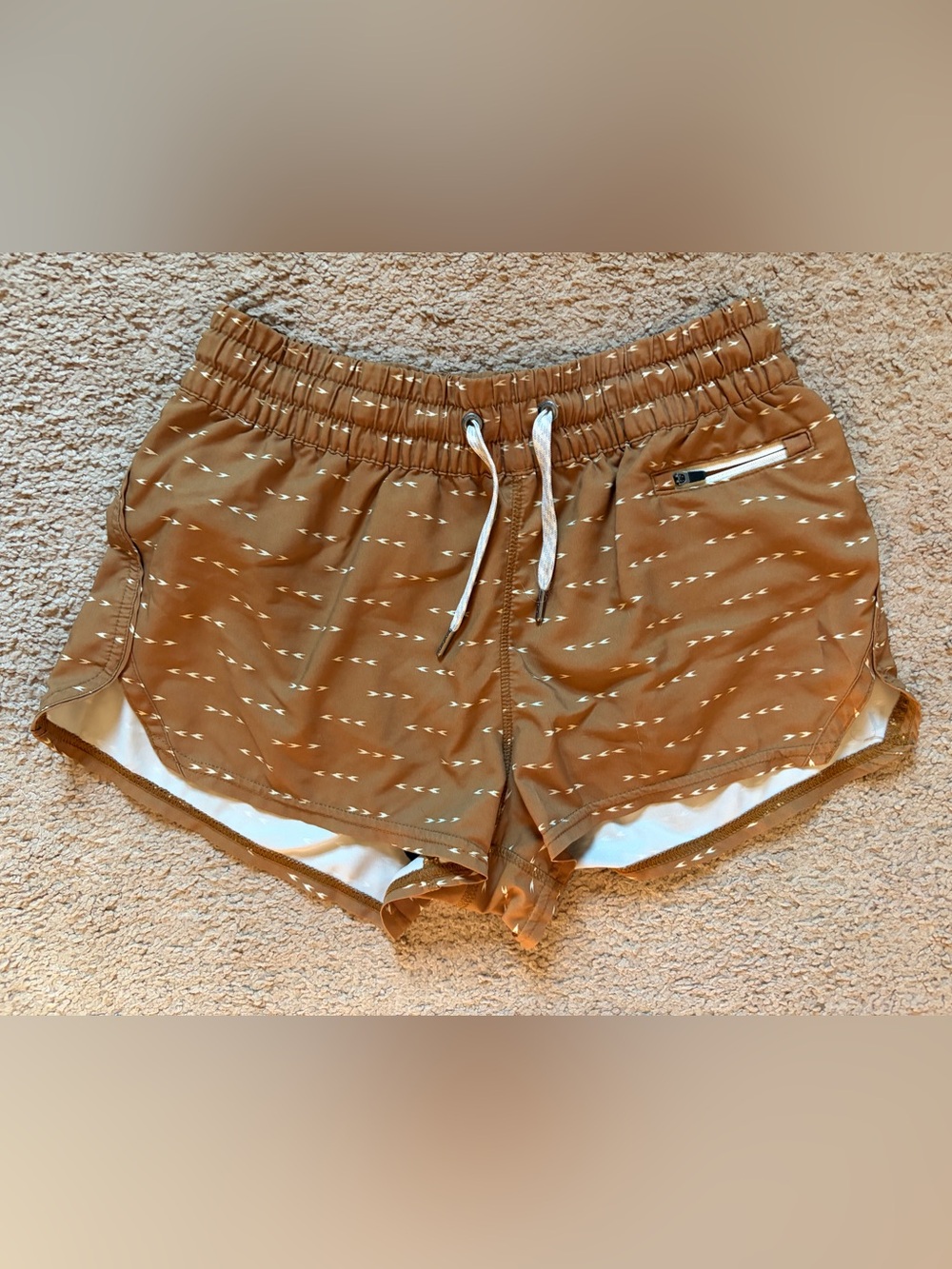 Vuori Women's Clementine Short with Arrow Print